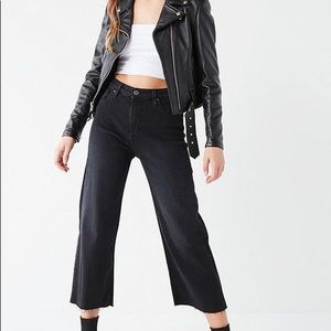 UO BDG Cropped Denim Culotte - Washed Black